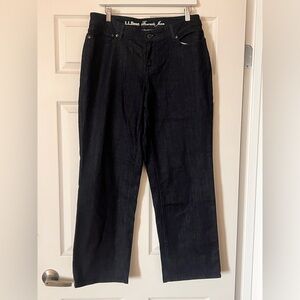 L.L.Bean Favorite Jean Curvy Fit 8P Great Condition NWOT. Dark wash short rise.
